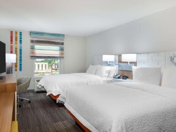 Hampton Inn & Suites Atlanta Buckhead Place : photo 2 de la chambre chambre avec 2 lits queen-size - adaptée aux personnes malentendantes - non-fumeurs