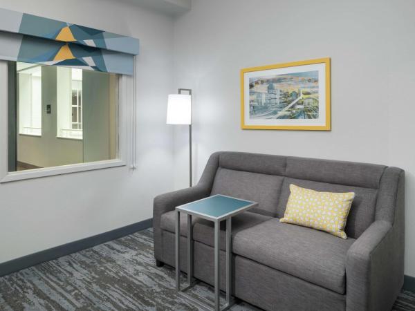 Hampton Inn & Suites Atlanta-Downtown : photo 3 de la chambre suite lit king-size