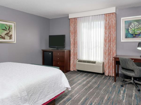 Hampton Inn & Suites Orlando Airport at Gateway Village : photo 1 de la chambre chambre lit king-size - non-fumeurs