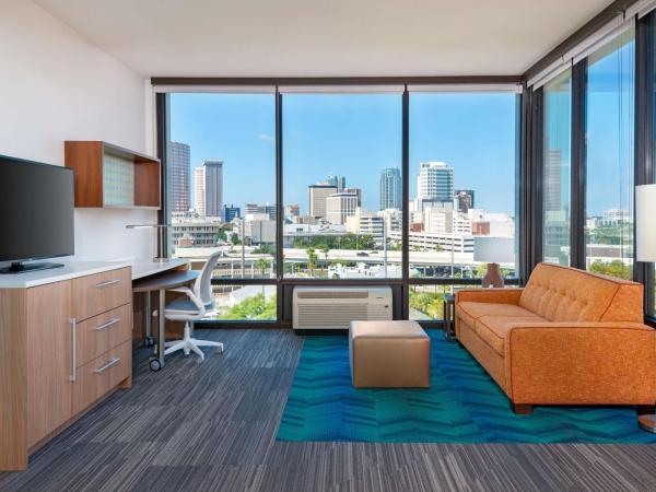 Home2 Suites By Hilton Tampa Downtown Channel District : photo 1 de la chambre suite d'angle lit king-size - vue