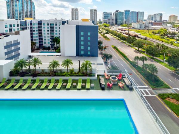 Home2 Suites By Hilton Tampa Downtown Channel District : photo 4 de la chambre studio lit queen-size - vue sur piscine - non-fumeurs