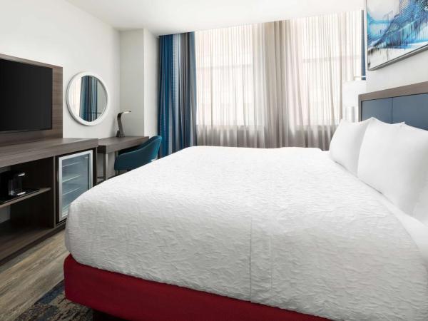 Hampton Inn & Suites Baltimore Inner Harbor : photo 5 de la chambre chambre lit king-size - non-fumeurs