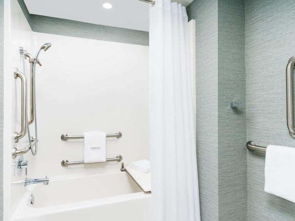 Homewood Suites by Hilton Myrtle Beach Oceanfront : photo 4 de la chambre queen room with bath tub and ocean view - mobility accessible/non-smoking