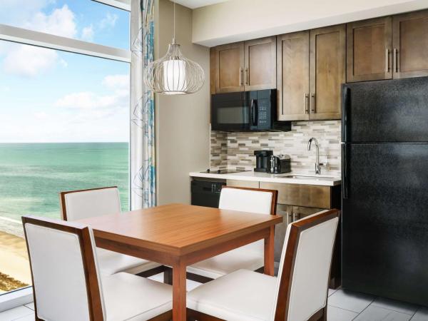 Homewood Suites by Hilton Myrtle Beach Oceanfront : photo 4 de la chambre suite 1 chambre lit king-size - non-fumeurs