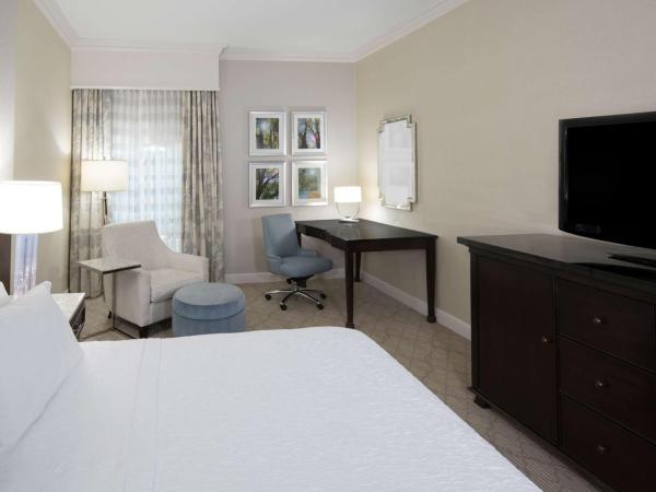 Hampton Inn & Suites South Park at Phillips Place : photo 1 de la chambre chambre lit king-size avec douche accessible en fauteuil roulant - adaptée aux personnes à mobilité réduite/non-fumeurs
