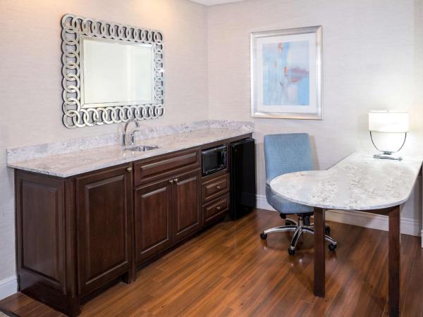 Hampton Inn & Suites South Park at Phillips Place : photo 2 de la chambre suite lit king-size 1 chambre avec bain à remous - non-fumeurs 