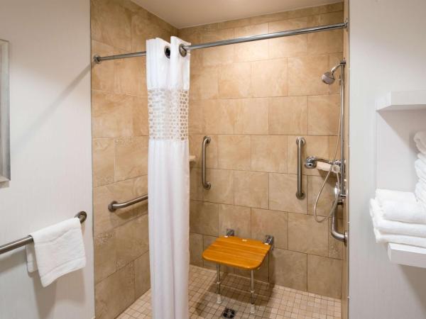 Hampton Inn & Suites South Park at Phillips Place : photo 4 de la chambre chambre lit king-size avec douche accessible en fauteuil roulant - adaptée aux personnes à mobilité réduite/non-fumeurs