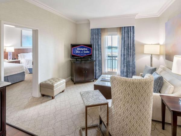 Hampton Inn & Suites South Park at Phillips Place : photo 5 de la chambre suite avec 2 lits queen-size et canapé-lit