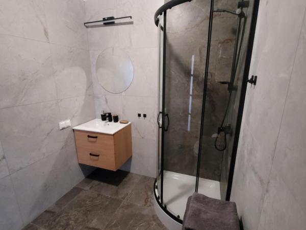 BŁĘKITNA 37 apartamenty : photo 6 de la chambre chambre quadruple avec salle de bains privative