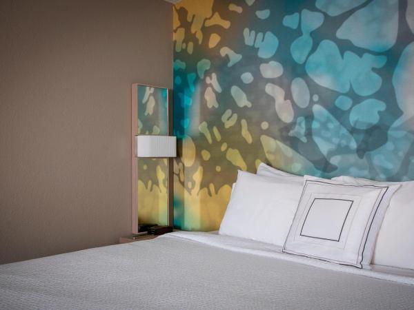 Courtyard by Marriott New Orleans Warehouse Arts District : photo 2 de la chambre chambre king avec canapé-lit et balcon