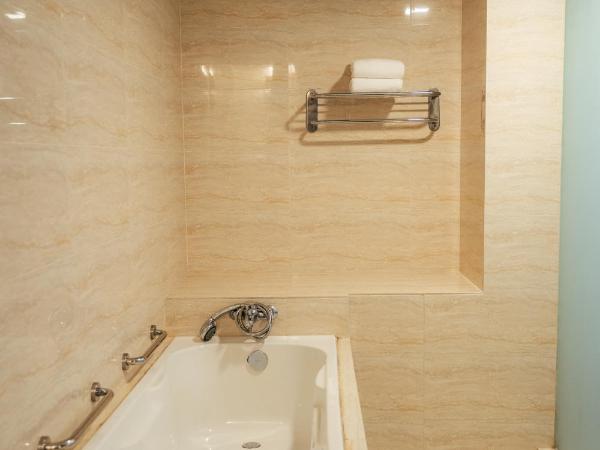 Hotel Sentral Riverview Melaka : photo 6 de la chambre suite exécutive avec baignoire