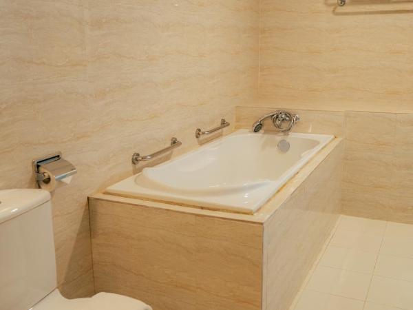 Hotel Sentral Riverview Melaka : photo 7 de la chambre suite exécutive avec baignoire