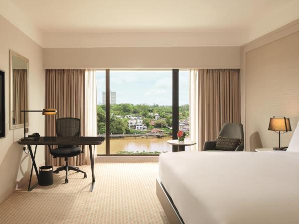 Hilton Kuching Hotel : photo 6 de la chambre chambre lit king-size exécutive