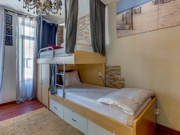 Garden in Town Hostel : photo 1 de la chambre lit dans dortoir pour femmes de 4 lits