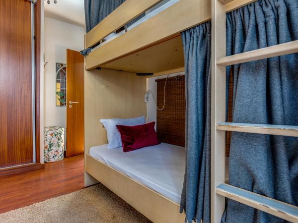 Garden in Town Hostel : photo 3 de la chambre lit dans dortoir pour femmes de 4 lits