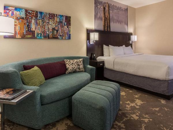 Courtyard by Marriott Portland City Center : photo 1 de la chambre chambre lit king-size avec canapé-lit