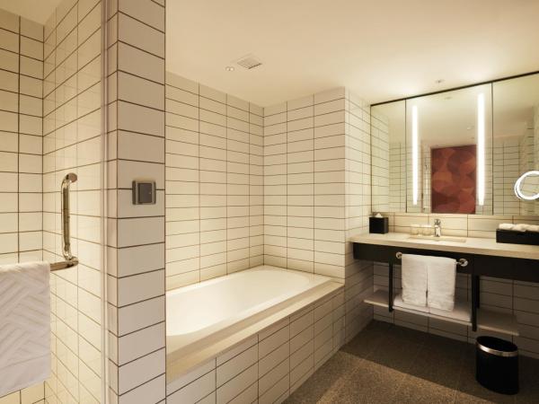 Hilton Kuching Hotel : photo 10 de la chambre suite premium lit king-size