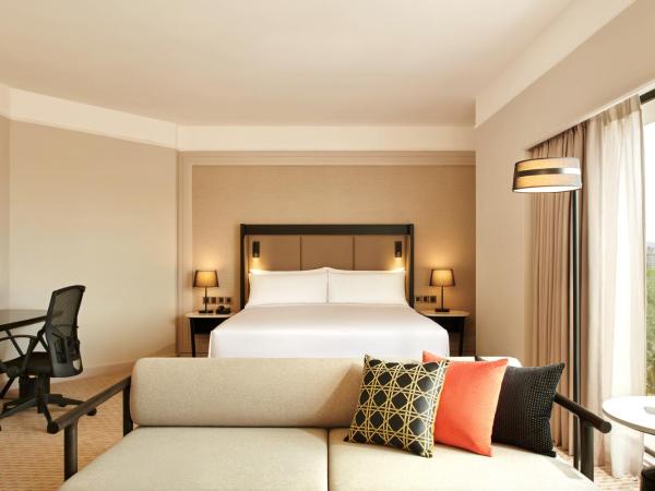Hilton Kuching Hotel : photo 6 de la chambre chambre lit king-size premium de luxe