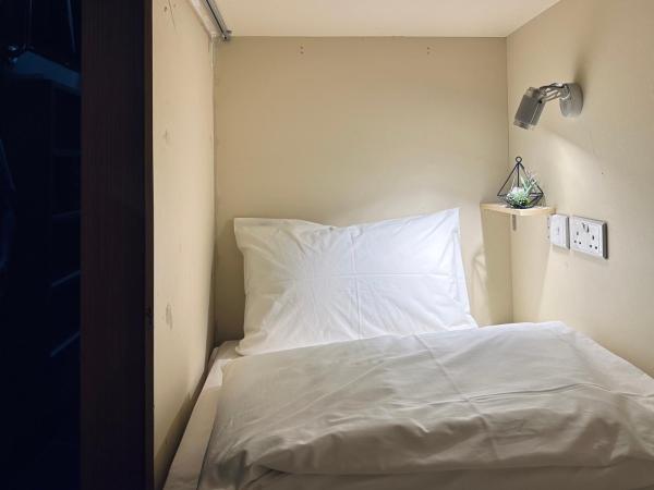 THE ROOM Capsule Hotel : photo 1 de la chambre lit simple dans dortoir pour femmes