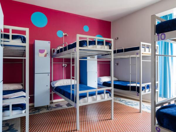 Feetup Home Backpackers Valencia : photo 2 de la chambre lit dans dortoir de 16 lits