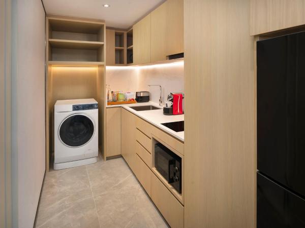 Crowne Plaza Bangkok Parc Lumpini : photo 2 de la chambre suite junior lit king-size avec kitchenette