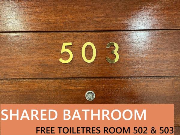 BnB98 Silom Hotel - 1 minutes from SKY TRAIN Sala Daeng station and SUBWAY Silom station : photo 1 de la chambre chambre lits jumeaux avec salle de bains commune