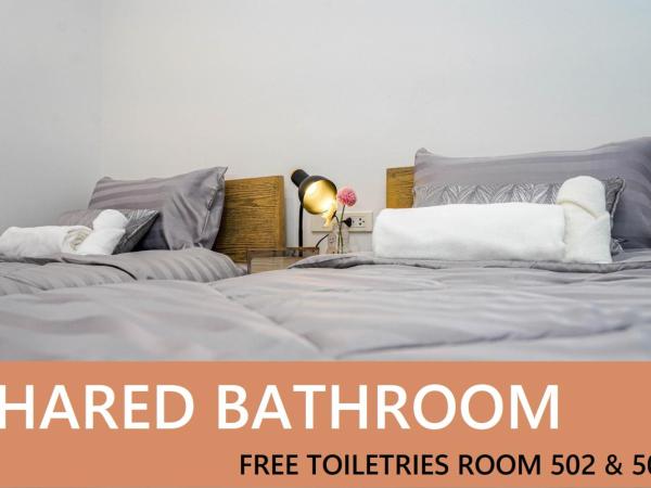 BnB98 Silom Hotel - 1 minutes from SKY TRAIN Sala Daeng station and SUBWAY Silom station : photo 2 de la chambre chambre lits jumeaux avec salle de bains commune