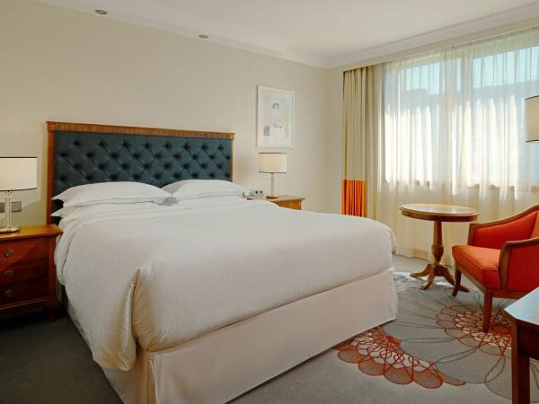 Sheraton Zagreb Hotel : photo 4 de la chambre suite classique 2 pièces 1 chambre avec 1 lit king-size 