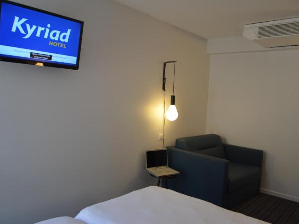 Kyriad Metz Centre - Restaurant Moze : photo 1 de la chambre chambre triple avec 1 lit jumeaux et 1 canapé-lit