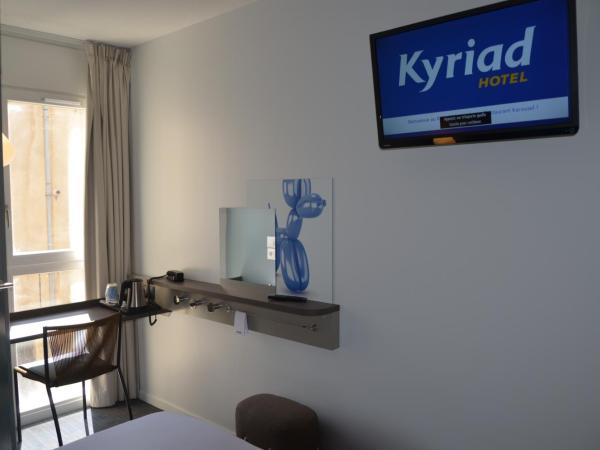 Kyriad Metz Centre - Restaurant Moze : photo 4 de la chambre chambre triple avec 1 lit jumeaux et 1 canapé-lit