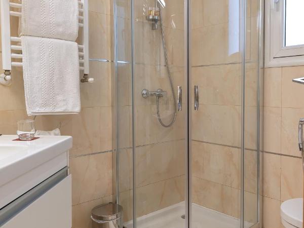 ADAM Hotel Suites : photo 3 de la chambre suite supérieure lit king-size avec balcon