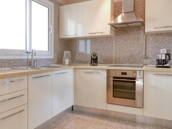 ADAM Hotel Suites : photo 5 de la chambre suite supérieure lit king-size avec balcon