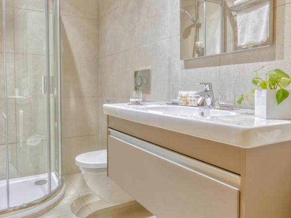 ADAM Hotel Suites : photo 5 de la chambre chambre lit king-size deluxe