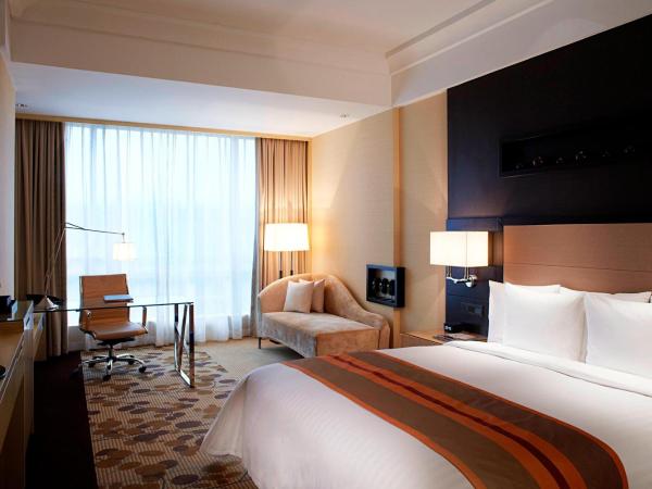 Courtyard by Marriott Shanghai Central : photo 1 de la chambre chambre lit king-size exécutive avec accès au salon - vue sur ville