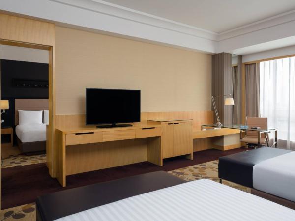 Courtyard by Marriott Shanghai Central : photo 2 de la chambre chambre lit king-size exécutive avec accès au salon - vue sur ville