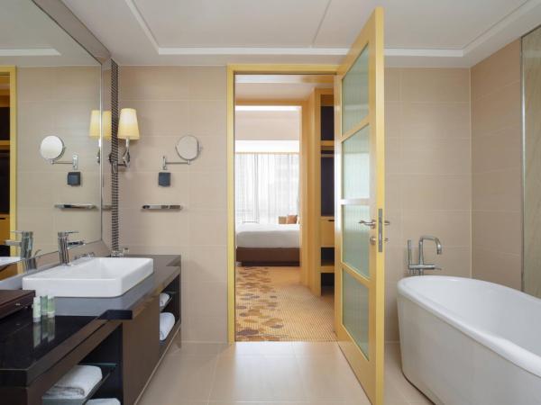 Courtyard by Marriott Shanghai Central : photo 3 de la chambre suite exécutive avec accès au salon