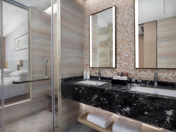 Courtyard by Marriott Hangzhou Xiaoshan : photo 6 de la chambre chambre premium avec 2 lits queen-size - vue sur ville