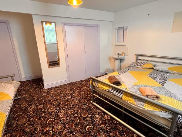 Castle Lodge Guest House 86-88 Sheil Rd L6 3AF : photo 2 de la chambre chambre triple avec salle de bains privative