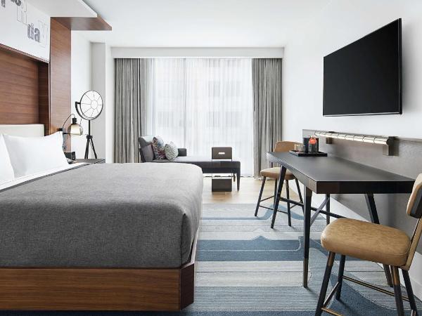 Canopy By Hilton Atlanta Midtown : photo 1 de la chambre chambre d'angle avec lit king-size - vue sur ville