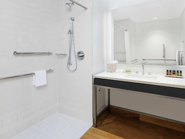 Canopy By Hilton Atlanta Midtown : photo 4 de la chambre chambre lit king-size avec douche accessible en fauteuil roulant -adaptée aux personnes à mobilité réduite/malentendantes - non-fumeurs