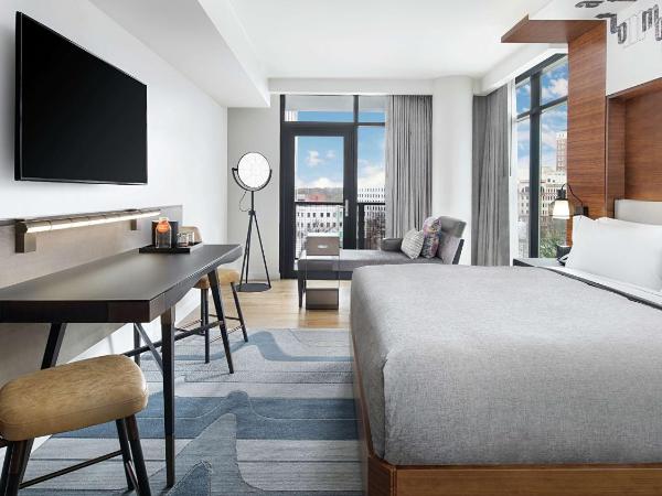 Canopy By Hilton Atlanta Midtown : photo 2 de la chambre chambre lit king-size avec balcon