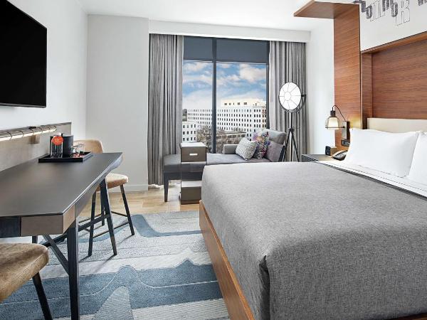 Canopy By Hilton Atlanta Midtown : photo 3 de la chambre chambre lit king-size avec vue sur la ville