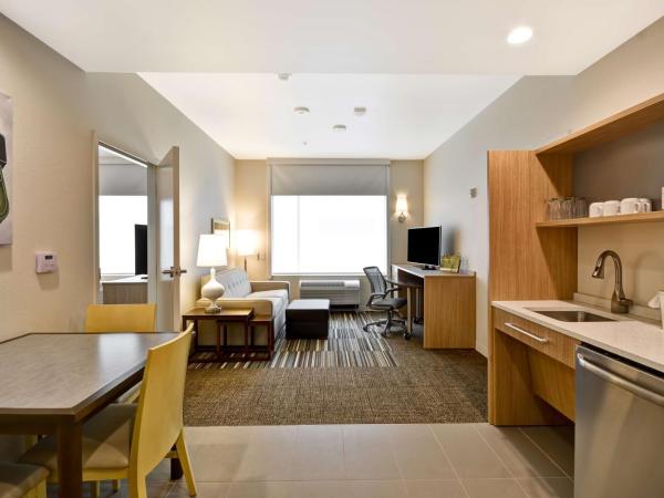 Home2 Suites by Hilton Dallas Downtown at Baylor Scott & White : photo 1 de la chambre suite lit queen-size avec douche accessible en fauteuil roulant - adaptée aux personnes à mobilité réduite/malentendantes