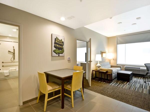 Home2 Suites by Hilton Dallas Downtown at Baylor Scott & White : photo 3 de la chambre suite lit queen-size avec douche accessible en fauteuil roulant - adaptée aux personnes à mobilité réduite/malentendantes