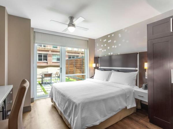 Homewood Suites Midtown Manhattan Times Square South : photo 1 de la chambre studio lit king-size avec coin cuisine et balcon