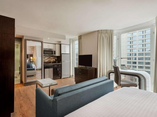 Homewood Suites Midtown Manhattan Times Square South : photo 1 de la chambre studio lit king-size - vue sur ville