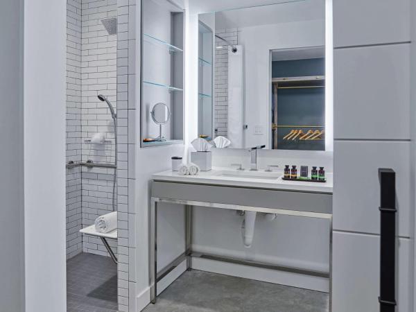 Canopy by Hilton Portland Pearl District : photo 4 de la chambre deluxe room with two queen beds - mobility accessible with roll-in shower