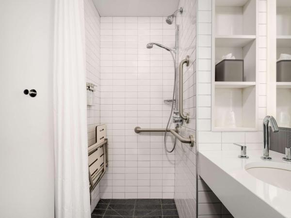 Motto by Hilton Philadelphia Rittenhouse Square : photo 4 de la chambre chambre lit queen-size pour personnes à mobilité réduite avec douche à l'italienne