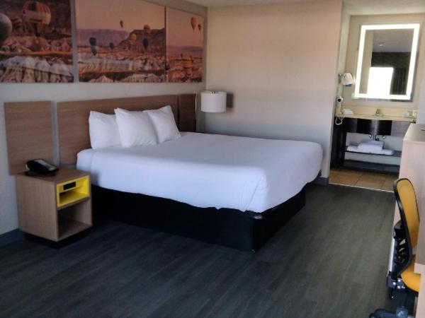 Days Inn & Suites by Wyndham Albuquerque North : photo 1 de la chambre chambre lit king-size - non-fumeurs