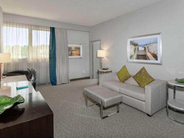 DoubleTree by Hilton Hotel Jacksonville Airport : photo 1 de la chambre suite 1 chambre lit king-size